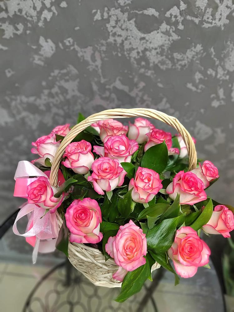 Цветочная композиция из Розы в корзине в Кикнур