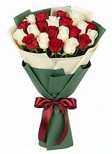 Букет Микс из красных и белых роз в Кикнур