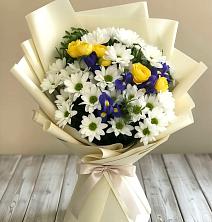 Букет цветов из:  Ирисы, Хризантемы и Розы в Кикнур