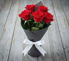 Букет 5 Красных роз Эдлесс Лав в Кикнур