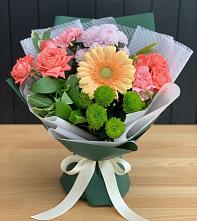 Букет цветов из:  Гвоздики, Розы, Герберы и Хризантемы в Кикнур