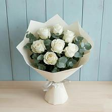 Букет Белые розы в Эвкалипте в Кикнур